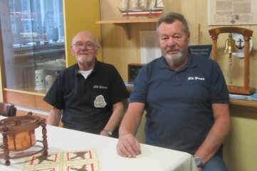 Marinekameraden möbeln Domizil auf - Reinhard Schmidt (links) und Karl Kopplow haben dem Domizil der Marinekameraden zu neuem Glanz verholfen. 