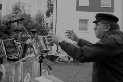 Marinekameradschaft Plauen/Vogtland trauert um langjährigen Leiter des Shanty-Chors - Klaus Wunderlich (rechts) hatte mit seinem Shantychor seit der Gründung 1992 zahlreiche Auftritte, nicht nur im Vogtland.