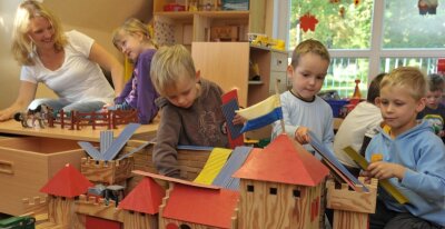 Kinder bauen Burg