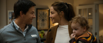 Mark Wahlberg, Michelle Monaghan und das Filmbaby in einer Szene des Films "The Family Plan", der jetzt im Streamingdienst von Apple zu sehen ist.