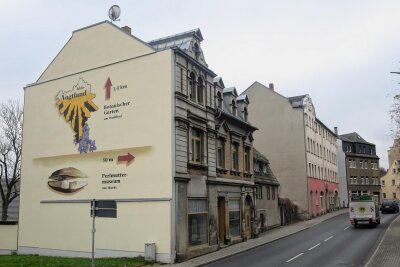 Markantes Haus in Adorf soll verkauft werden - Das Wohn- und Geschäftshaus Elsterstraße 3 in Adorf mit markanter Stadtwerbung soll verkauft werden.