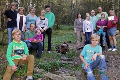 Markersbach/Crottendorf: Privatinitiative bringt neue touristische Attraktion - Die Jüngsten sind drei Jahre, der "Chef" der Mühlchenbauer bereits 60 plus. Fünf Familien erfreuen mit ihrer Idee Spaziergänger.