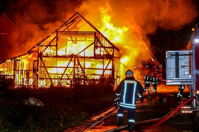 Markersbach: Scheune geht in Flammen auf - 