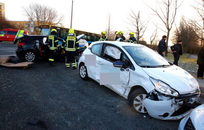Markersdorf: Drei Fahrzeuge in Unfall verwickelt - zwei Verletzte - 