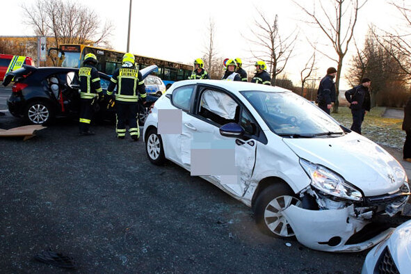 Markersdorf: Drei Fahrzeuge in Unfall verwickelt - zwei Verletzte - 