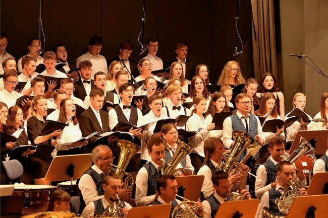 Markneukirchen: Chor des Gymnasiums und Blasorchester zünden musikalisches Feuerwerk - Im Rahmen des 58. Internationalen Instrumentalwettbewerbs gaben das Blasorchester der Stadt und der Chor des Gymnasium ein Konzert in der Musikhalle. 