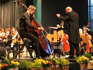 Markneukirchen: Kontrabass verzückt zum Wettbewerbs-Start - Solist des Konzerts war der polnische Kontrabassist Marek Romanowski, 3. Preisträger des Internationalen Instrumentalwettbewerbs 2015. 