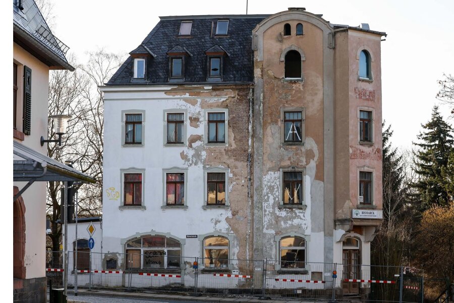 Markneukirchen: Maroder Ex-Gasthof Bismarck könnte noch 2024 fallen - Die frühere Gaststätte Bismarck in Markneukirchen. Die Stadt treibt den Abriss per Duldungsverfügung voran.