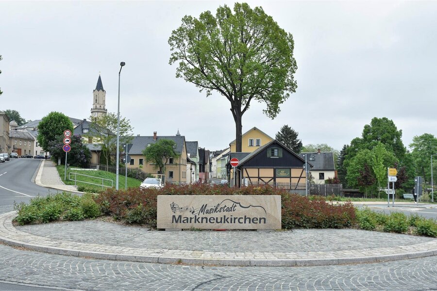 Markneukirchen muss bluten: 96.000 Euro Fördermittel zurückgefordert - Der 2016 eingeweihte Kreisverkehr in Markneukirchen. Die Stadt muss 54.000 Euro Fördermittel zurückzahlen.