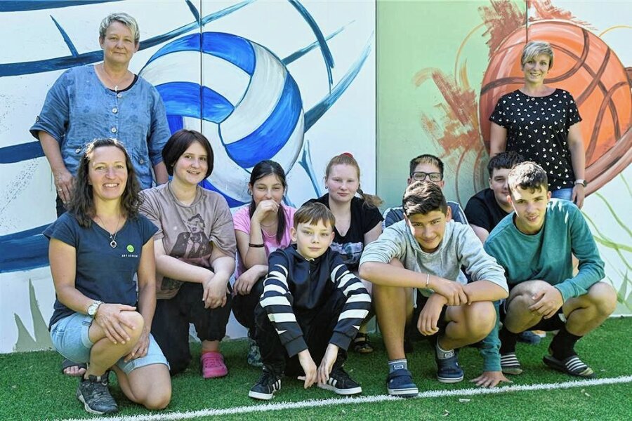 Markneukirchen: Schüler gestalten Betonwand mit bunten Sportmotiven - Künstlerin Alexandra Wermig (links) hat die Schüler angeleitet.