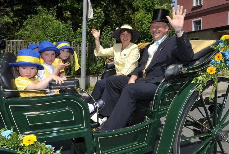 Markneukirchen setzt den Maßstab - 
              <p class="artikelinhalt">Markneukirchens Bürgermeister Andreas Jacob (CDU) mit Ehefrau Jutta und vier Enkelkindern fuhren in einer von Hartmut Jacob gelenkten Kutsche.</p>
            