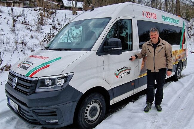 Markneukirchener Ortsteile: Wie der neue Bürgerbus funktioniert - Am kommenden Dienstag wird der Bürgerbus des Sozialwerk Vogtland erstmals für Nutzer in den Markneukirchner Ortsteilen im Einsatz sein. Jörg Schlosser wird beim erweiterten Angebot den Bus steuern. 