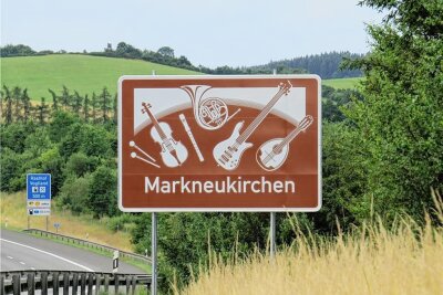 Markneukirchner Autobahnschild kommt ins Plaudern - Das Hinweisschild Markneukirchen an der A 72 wird durch die neue App Signseeing zum Sprechen gebracht.