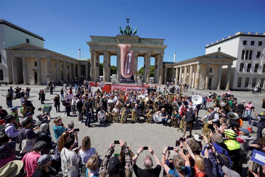 Markneukirchner fahren mit Riesentuba vor das Brandenburger Tor - Für Aufsehen sorgte die Riesentuba von Buffet Crampon Deutschland in Berlin.