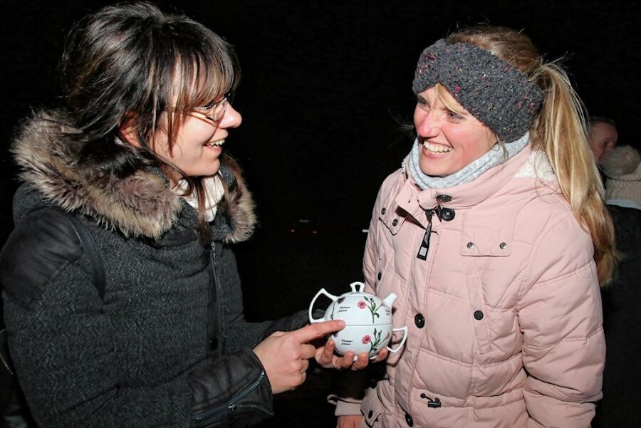 Markt ohne Geld feiert in Röthenbach Premiere - Katrin Schlottke zeigt Sylvia Schmidt, beide aus Röthenbach, die Teekanne, die sie gerne abgeben würde. 
