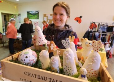 Markt stimmt auf Ostern ein - Kristin Hennecke aus Oberlungwitz präsentierte beim Ostermarkt im Mehrgenerationenhaus ihre getöpferten Hasen.