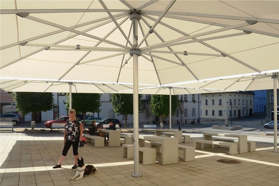 Vier XXL-Schirme bieten auf dem Treuener Markt Schutz vor Sonne und Regen. Zur Neuausstattung des Marktplatzes gehören außerdem neue Sitzgruppen aus Beton.