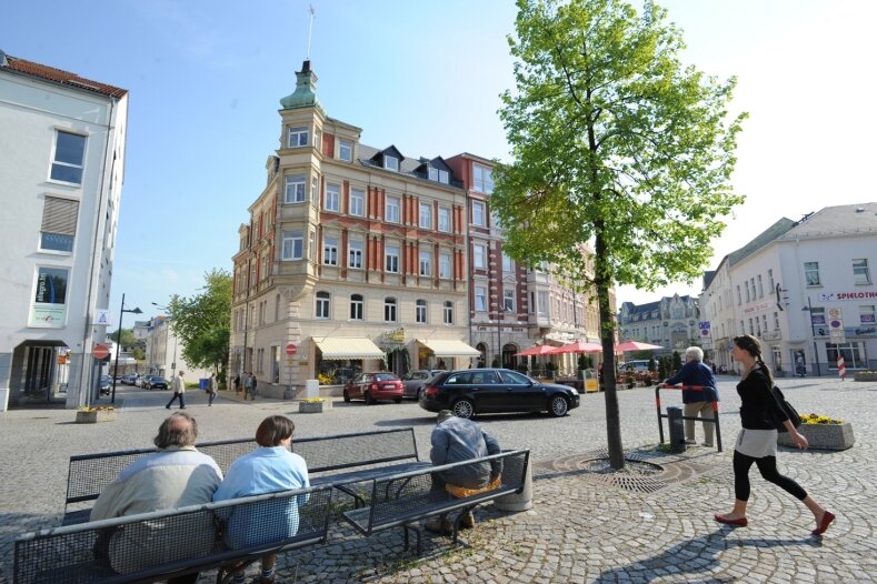 Markt-Vergrößerung soll Limbacher Zentrum stärken - Vom Johannisplatz in Limbach-Oberfrohna mit seinen Geschäften und einem Café gehen drei große Einkaufsstraßen ab.