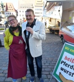 Marktfrau mit einem Ständchen geehrt - Dieter Lüth sang am Donnerstag für Marktfrau Ria Hentschel auf dem Obermarkt. 