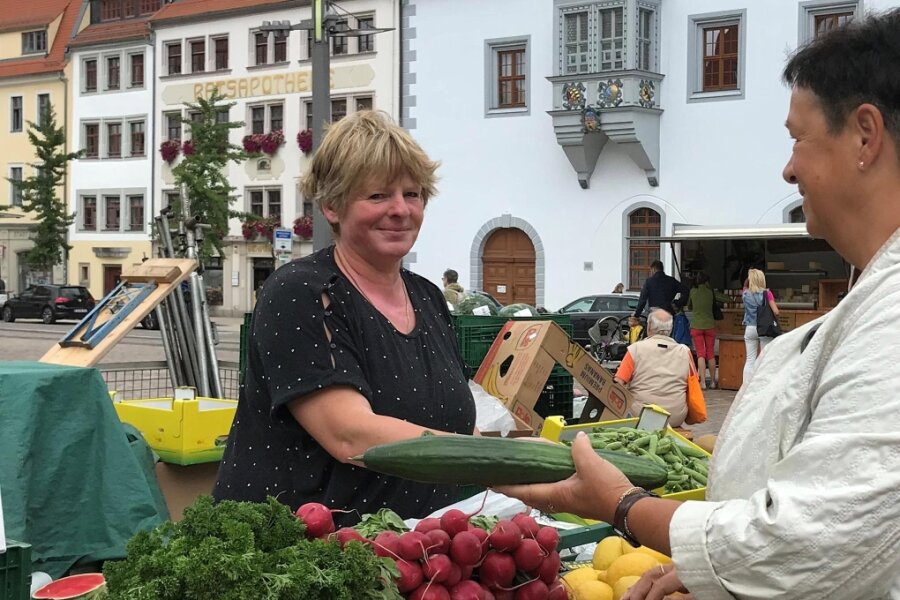 Markthändlerin in Freiberg trotzt seit 34 Jahren Wind und Wetter - Markthändlerin Ute Winkler mit Kundin Petra Erler. „Sie ist hier bei jedem Wetter - was sie leistet, ist enorm“, sagt die Kundin.