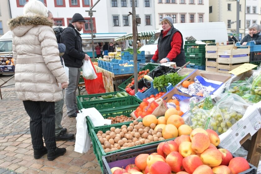  Am Donnerstag konnte auch Ute Winkler aus Grumbach (rechts) erstmals wieder frisches Obst und Gemüse auf dem Obermarkt anbieten.