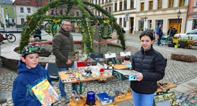 Markttreiben rund um den Osterbrunnen - 
