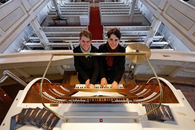 Markus und Pascal Kaufmann geben Konzert in Oberlungwitz - Markus (li.) und Pascal Kaufmann an der Orgel der Oberlungwitzer St.-Martins-Kirche.