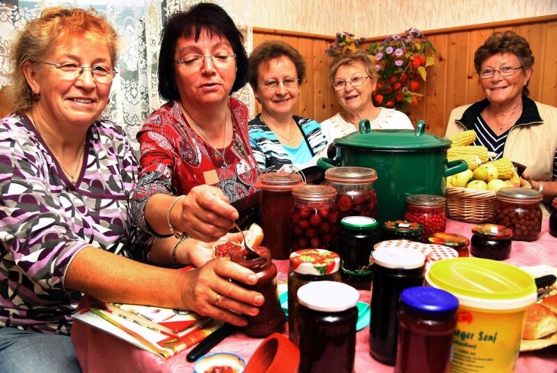 Hilmersdorfer Handarbeitsfrauen mit selbst gemachter Marmelade.