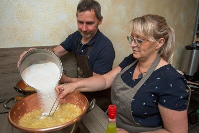 Marmeladen aus Zwickau holen Preise bei der Weltmeisterschaft - André und Yvonne Richter beim Marmelade kochen. Wie schon 2021 haben sie sich erneut an der Weltmeisterschat beteiligt. 