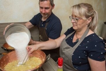 Marmeladen aus Zwickau holen Preise bei der WM - André und Yvonne Richter beim Marmelade kochen. 