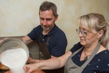 Marmeladen aus Zwickau holen Preise bei der WM - André und Yvonne Richter beim Marmelade kochen. Wie schon 2021 haben sie sich an der Weltmeisterschaft beteiligt. 