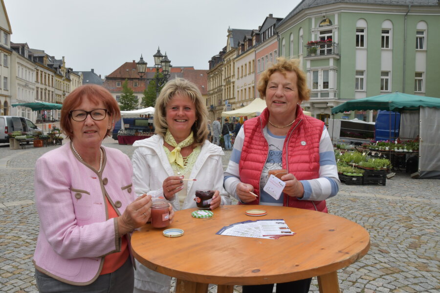 Marmeladen-Königin in Werdau gekürt - Siegerin Elke Löwe (Mitte) mit der Zweitplatzierten Kerstin Thiede (rechts) und der Drittplatzierten Monika Müller (links).
