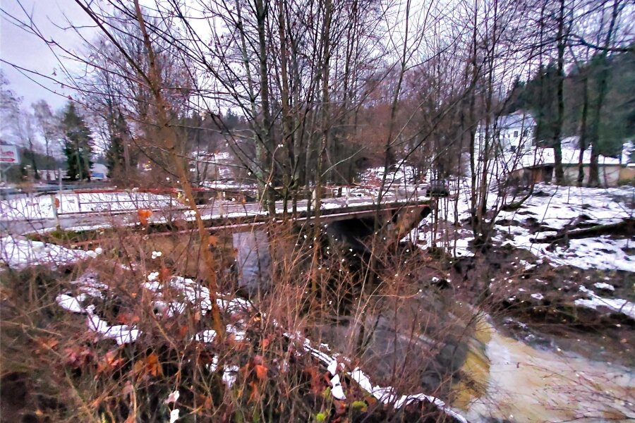Marode Brücke über die Große Pyra: Muldenhammer vergibt Planung für Neubau - Die marode Brücke zur Firma Fischer Metallbearbeitung in Morgenröthe-Rautenkranz.