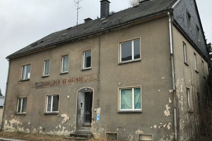 Das ehemalige Gemeindeamt im Cämmerswalder Ortskern befindet sich in Privatbesitz. Der Schandfleck im Ort steht seit langem leer. Der Gemeinde sind die Hände gebunden. 