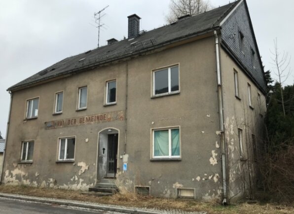Das ehemalige Gemeindeamt im Cämmerswalder Ortskern befindet sich in Privatbesitz. Der Schandfleck im Ort steht seit langem leer. Der Gemeinde sind die Hände gebunden. 