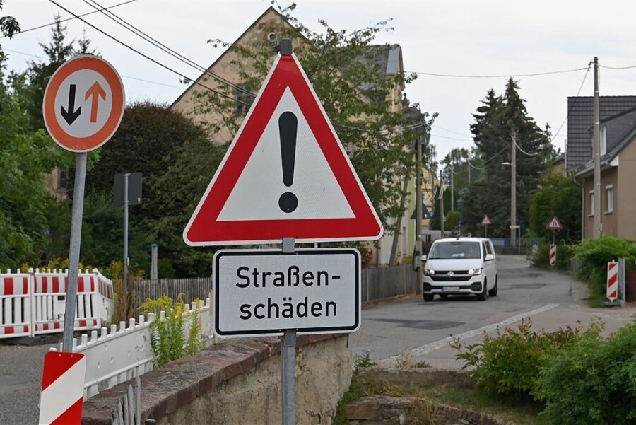 In der Gemeinde Königshain-Wiederau hofft man, dass sich der Zustand der Staatsstraße 247 bald merklich verbessert. An mehreren Stellen, wie hier in Wiederau, weisen Schilder auf Fahrbahnschäden hin. 