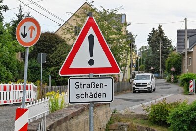 Marode Straße in Wiederau: Wann der Brückenbau beginnen könnte - Die Ortsdurchfahrten von Wiederau und Königshain sind bis auf wenige Stellen in einem schlechten Zustand. Wie hier in Wiederau wird oftmals auf Straßenschäden hingewiesen.