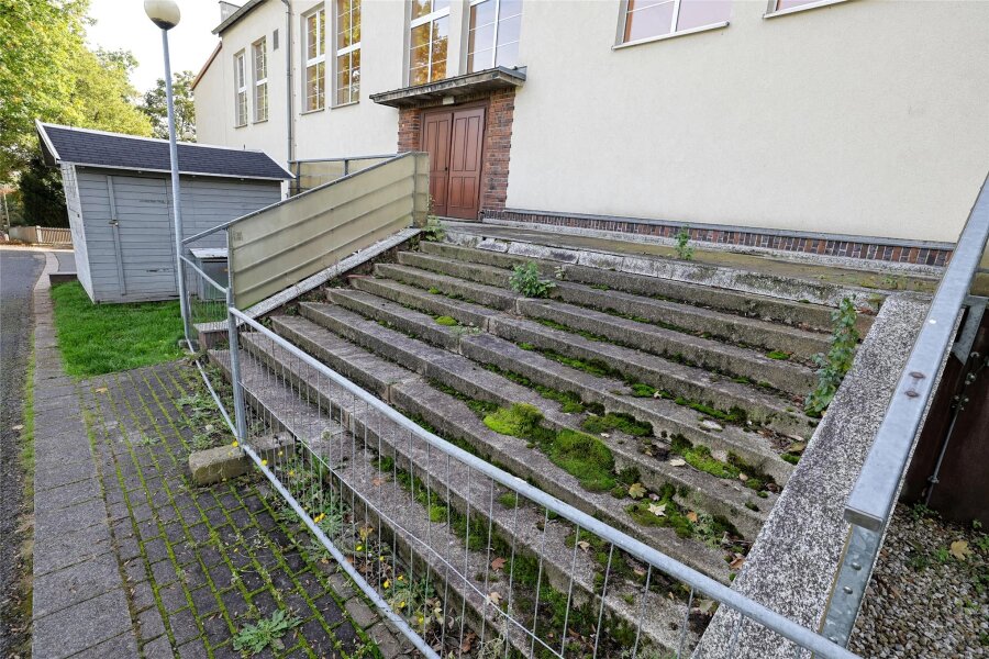 Marode Turnhallentreppe wird endlich repariert - Dieser Treppenaufgang der Turnhalle an der Erlbacherstraße in Oberlungwitz soll repariert werden. Eine Überdachung ist ebenfalls geplant.