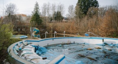 Marodes Bad lockt weltweit Künstler an - Das Außenbecken des viele Jahre schon geschlossenen Erzgebirgsbades.