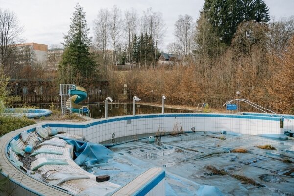 Marodes Bad lockt weltweit Künstler an - Das Außenbecken des viele Jahre schon geschlossenen Erzgebirgsbades.