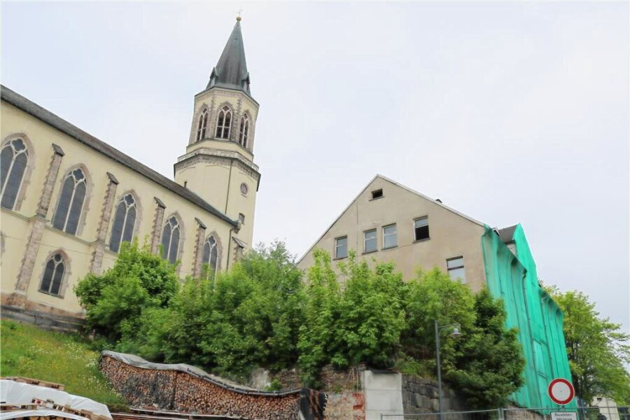 Marodes Haus in Johanngeorgenstadt soll vor dem Winter abgerissen werden - Schadet der Abriss eines maroden Hauses (rechts) der Stabilität der Stadtkirche - das wird geprüft. 