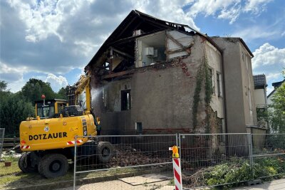 Marodes Haus in Reichenbacher Bachgasse wird abgerissen - Das Haus Bachgasse 6 in Reichenbach wird abgerissen. Etwa zwei Wochen soll das Ganze dauern.