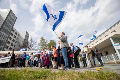 „Marsch des Lebens“ in Plauen: Vogtländer setzen Zeichen gegen Antisemitismus - Rund 60 Vogtländer gedachten am Sonntagnachmittag an den Stätten der einstigen KZ-Außenlager in Plauen der Opfer der Shoah.