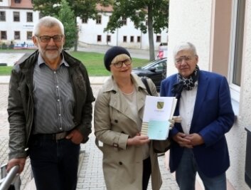 Marstall: Vertrag ist unterschrieben - Bürgermeister Bernd Pohlers (links) mit Sabine und Peter Tauscher.