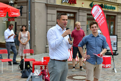 Martin Dulig spricht am Obermarkt - Martin Dulig ist am Freitag auf Einladung von Alexander Geißler (rechts) aufgetreten. 
