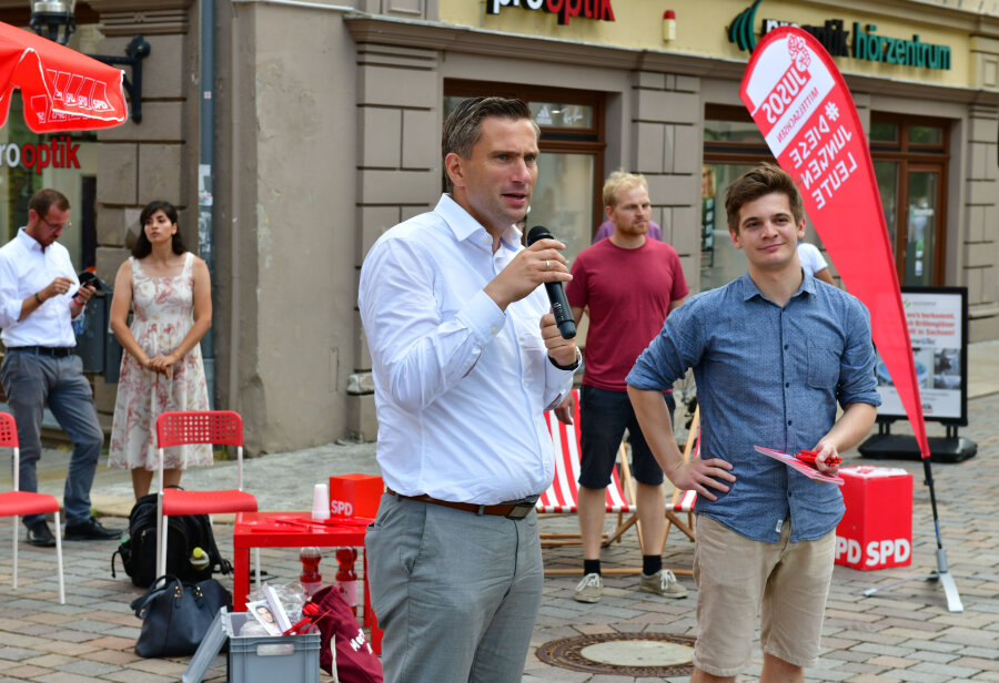 Martin Dulig spricht am Obermarkt - Martin Dulig ist am Freitag auf Einladung von Alexander Geißler (rechts) aufgetreten. 