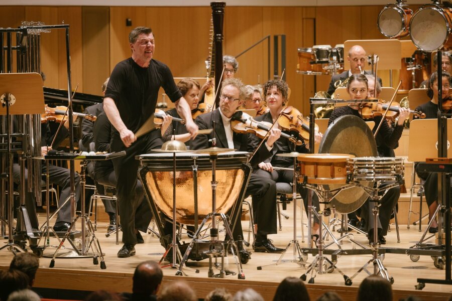 Martin Grubinger bei Musikfestspielen auf Konzertbühne - Percussionist Martin Grubinger und Ensemble auf der Bühne.