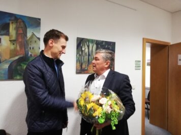 Martin Kunz gewinnt Bürgermeisterwahl in Hartenstein - Der bisherige Bürgermeister Andreas Steiner (parteilos, rechts) war der Erste, der Martin Kunz (Bürgerliche Wählervereinigung) am Sonntagabend im Rathaus zum Wahlsieg gratulierte.