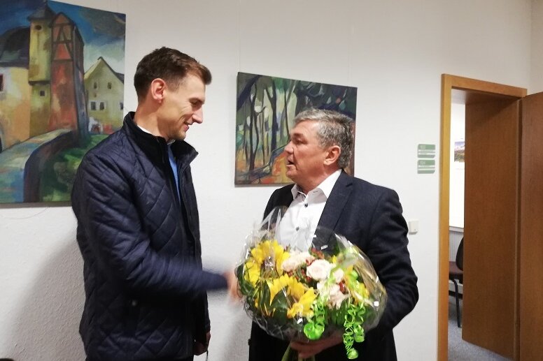 Martin Kunz gewinnt Bürgermeisterwahl in Hartenstein - Der bisherige Bürgermeister Andreas Steiner (parteilos, rechts) war der Erste, der Martin Kunz (Bürgerliche Wählervereinigung) am Sonntagabend im Rathaus zum Wahlsieg gratulierte.