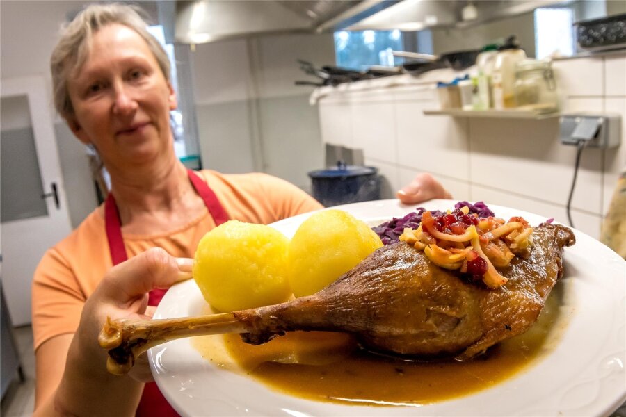 Martinsgans für 20 Euro? Wo Erzgebirger ein günstiges Festmahl finden - Petra Martin bereitet mit ihrem Team im Gasthof Dittmannsdorf dieser Tage rund 1000 Gänsekeulen zu.
